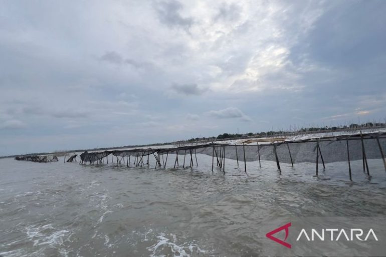 Nelayan Sulit Cari Ikan Akibat Pagar Laut 30 Km di Tangerang