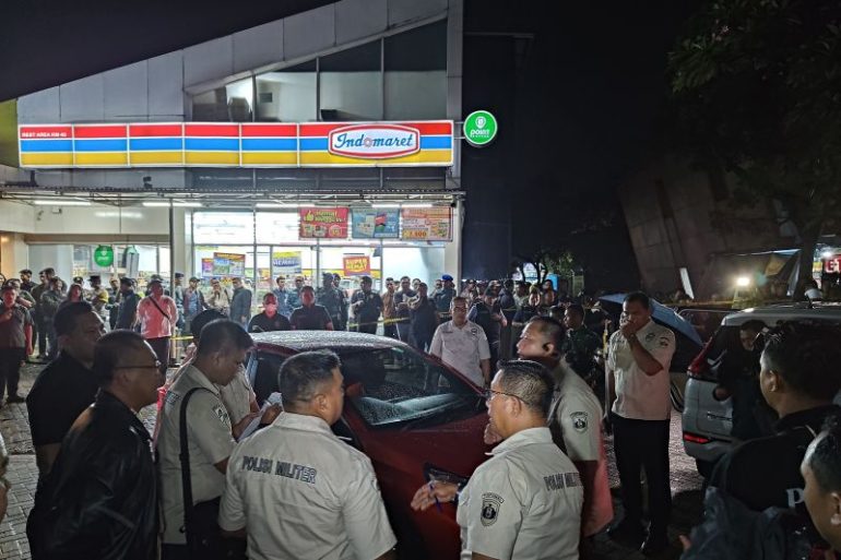 Rekonstruksi titik pertama penembakan bos rental depan Indomaret 
