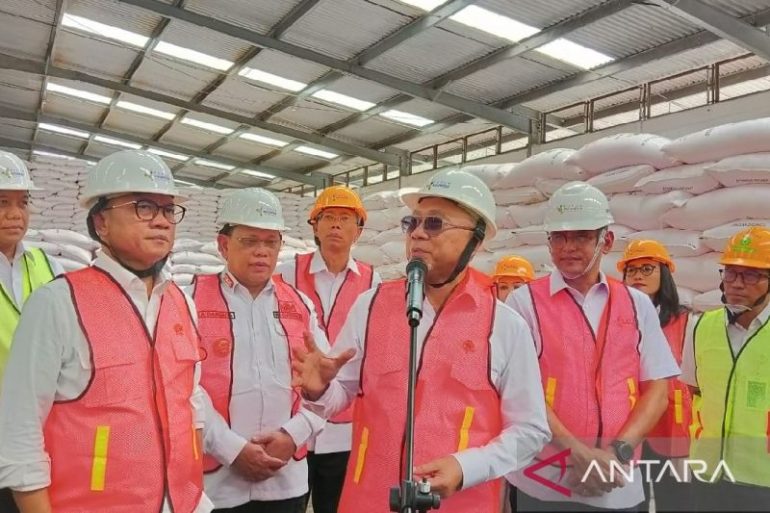 Menko Pangan Tinjau Gudang Pupuk di Banten