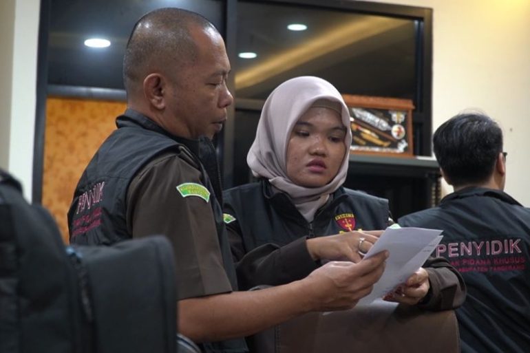Kejari sita barang bukti hasil penggeledahan di kantor DPMPD Tangerang