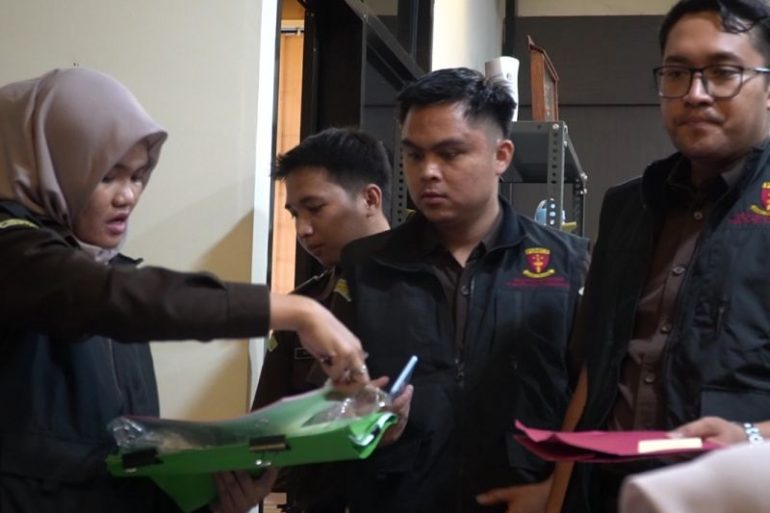 Kejari teliti dokumen hasil penggeledahan  dari DPMPD Tangerang