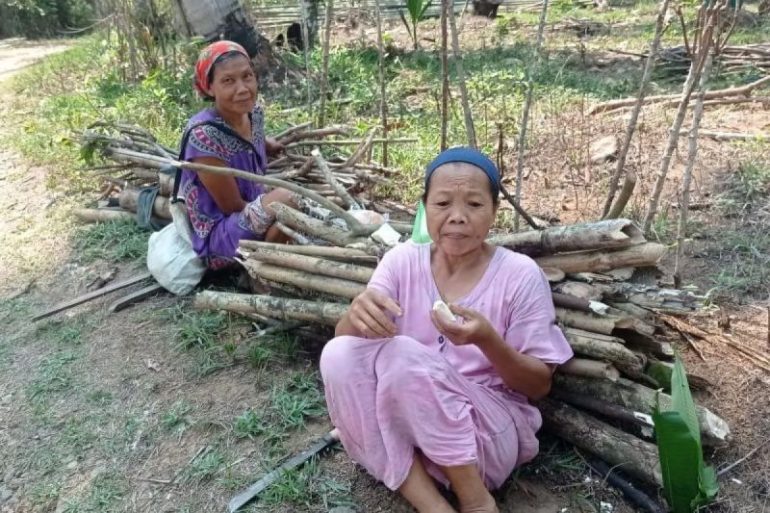 Warga pedalaman Lebak gunakan kayu bakar untuk memasak