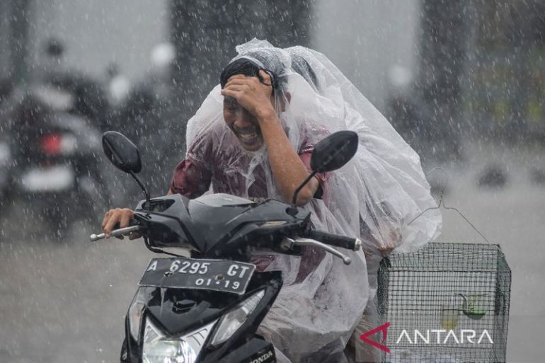 BMKG keluarkan peringatan dini waspada hujan lebat di Banten 