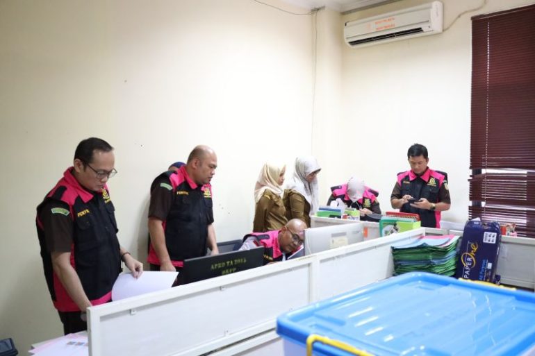 Kejati Banten geledah Kantor DLHK Kota Tangsel terkait korupsi sampah
