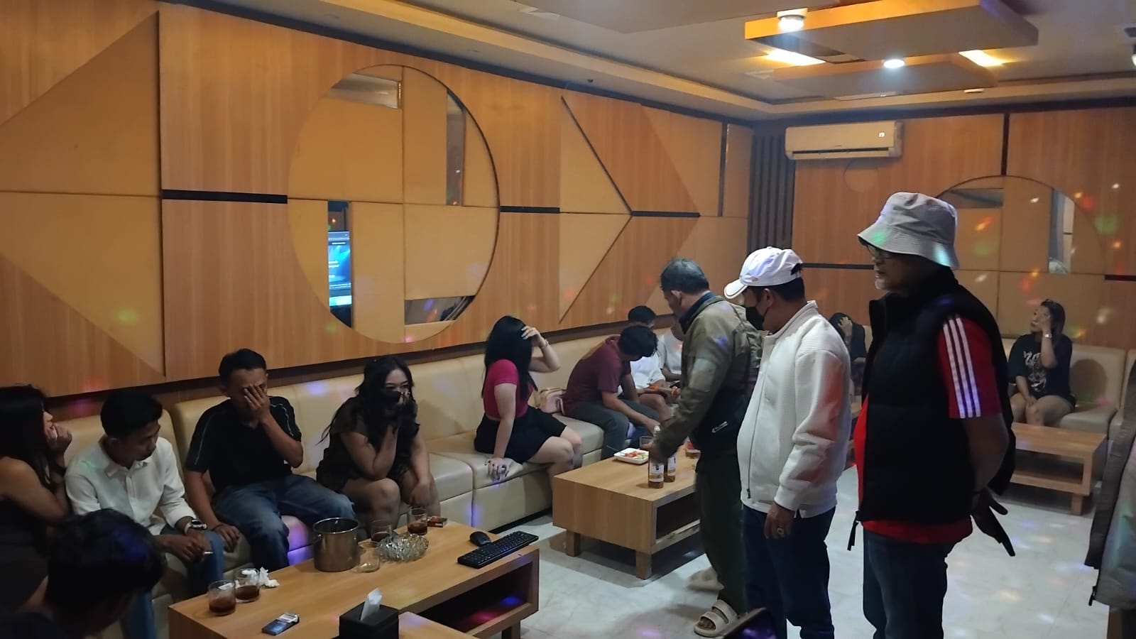 DPRD dan Pemkot Serang Sidak Kafe di Pakupatan, Temukan Miras dan LC DPRD dan Pemkot Serang Sidak Kafe di Pakupatan, Temukan Miras dan LC